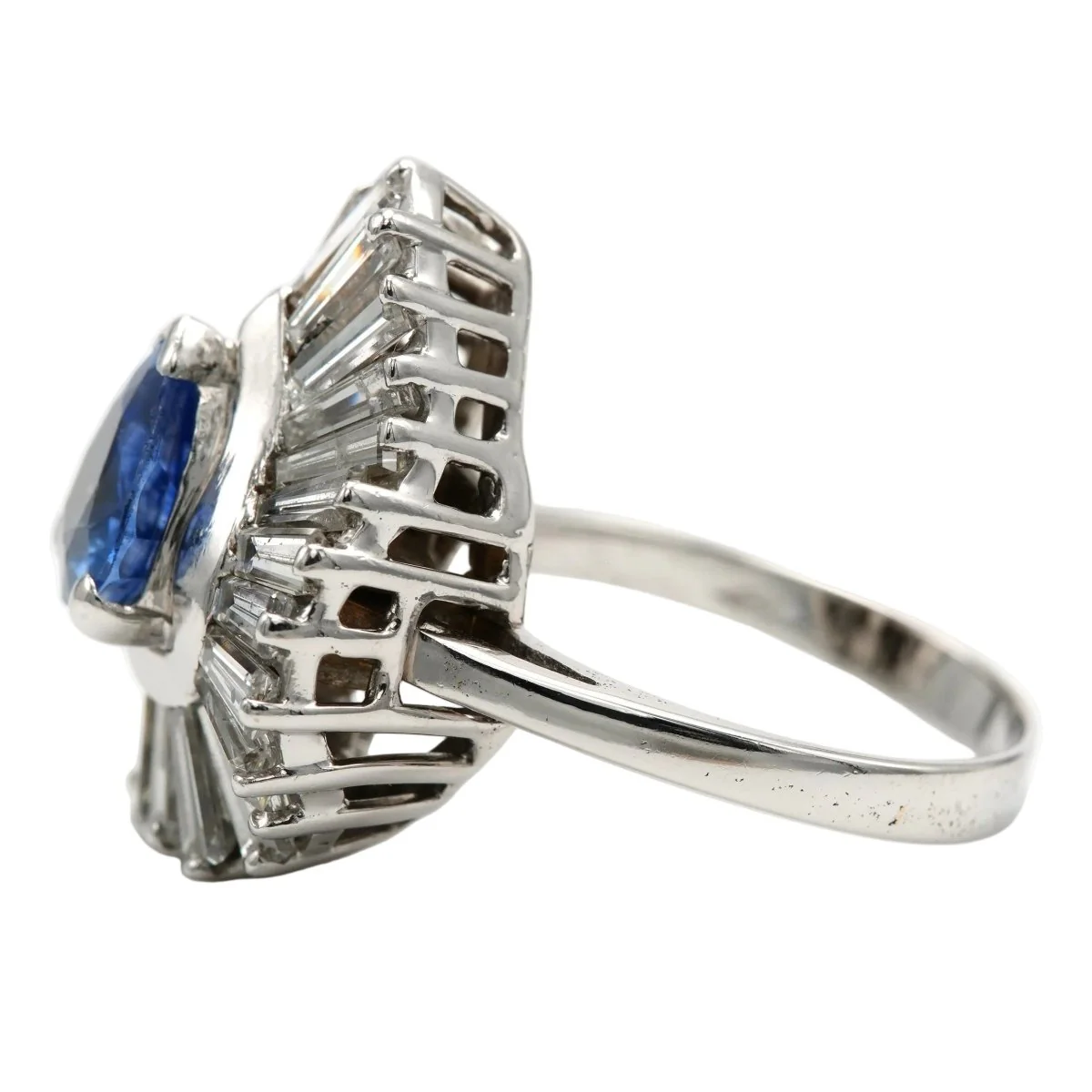 Bague Entourage en or blanc, saphir et diamants - Image 3