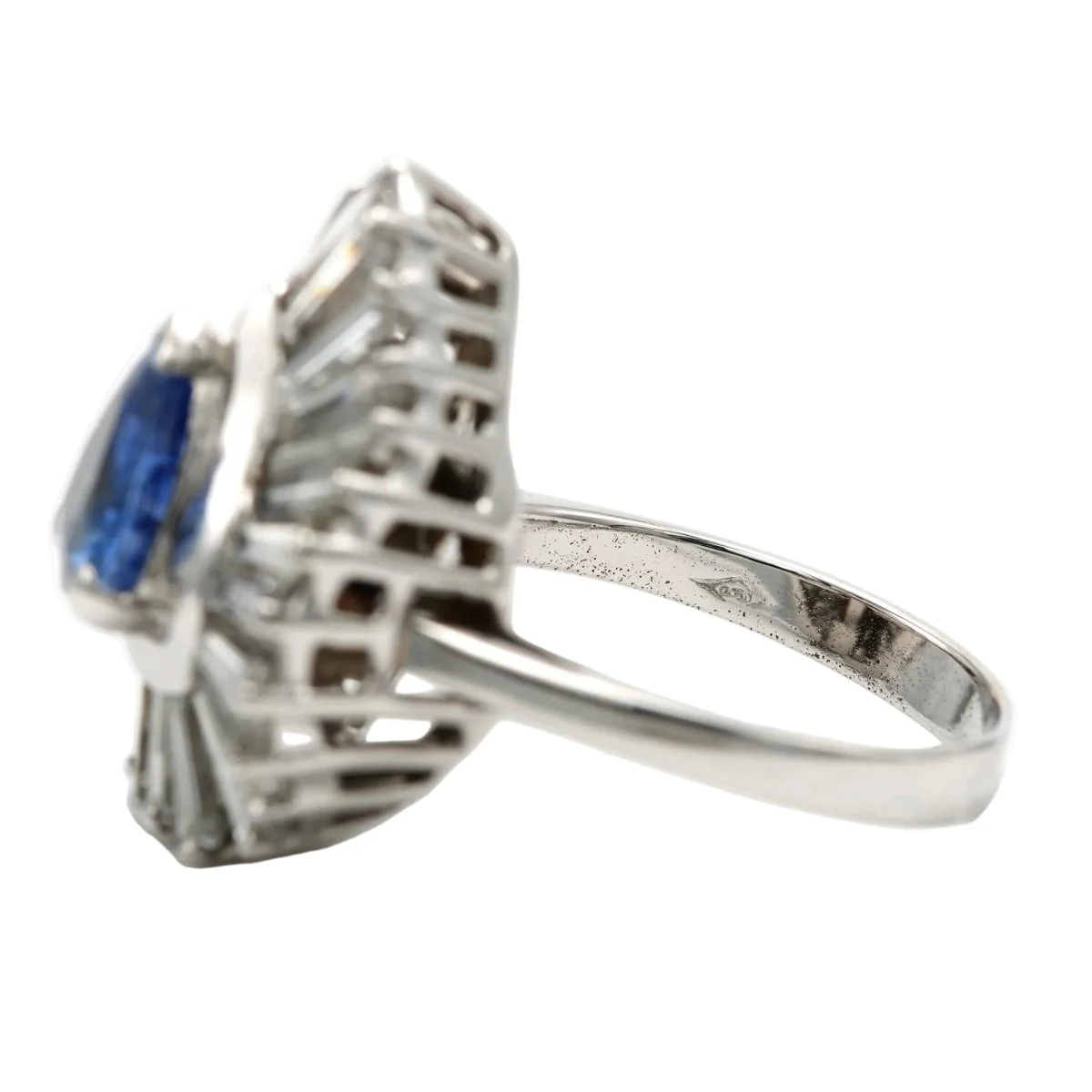 Bague Entourage en or blanc, saphir et diamants - Image 4