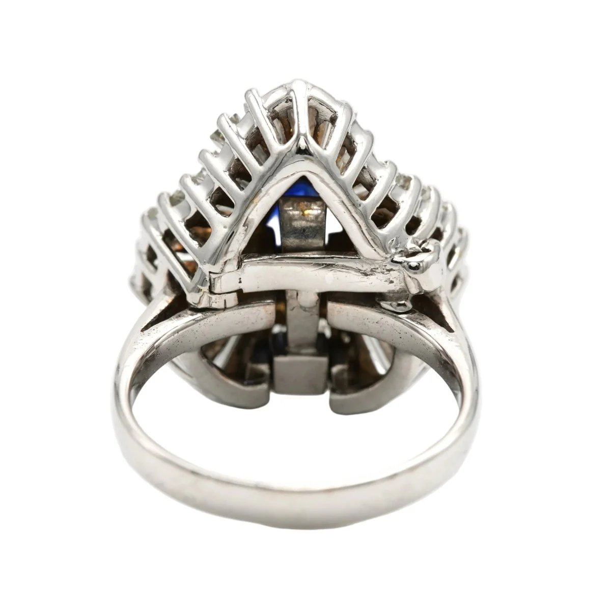 Bague Entourage en or blanc, saphir et diamants - Image 5
