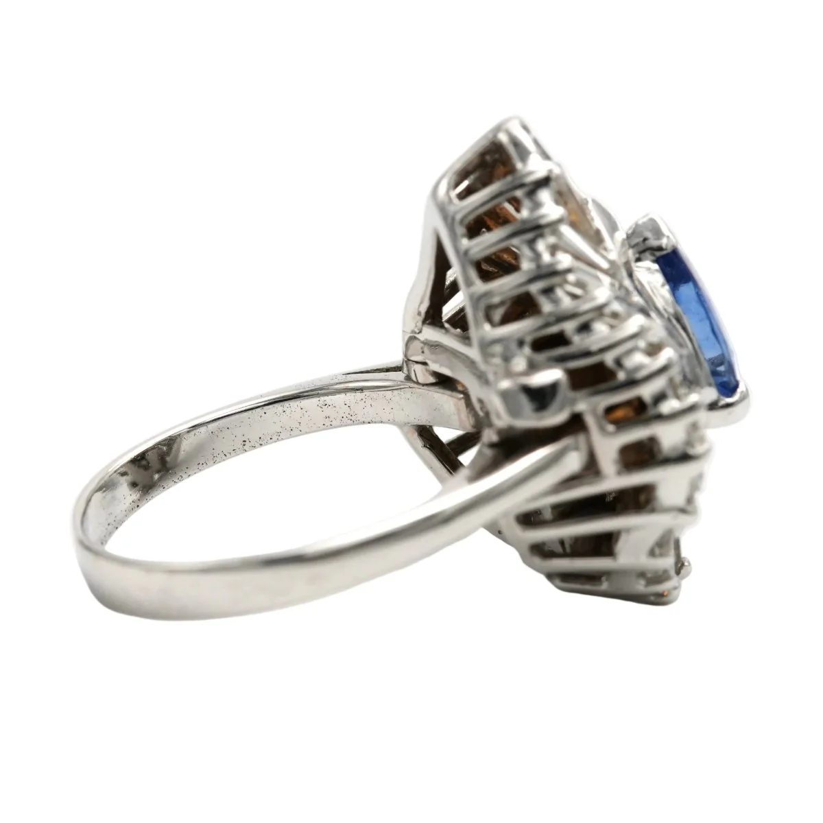 Bague Entourage en or blanc, saphir et diamants - Image 6