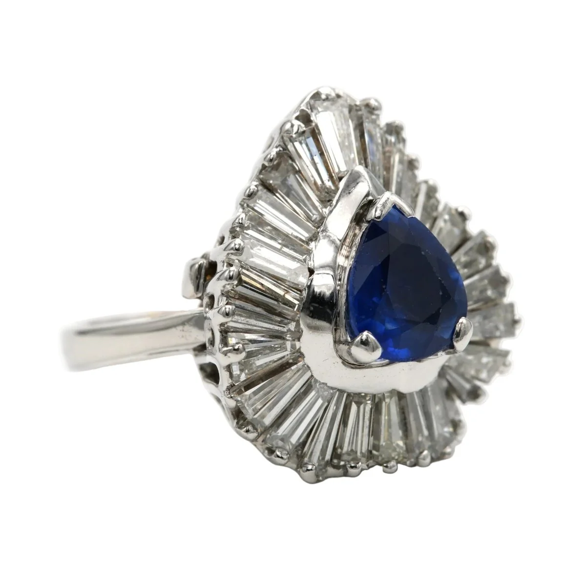 Bague Entourage en or blanc, saphir et diamants - Image 7