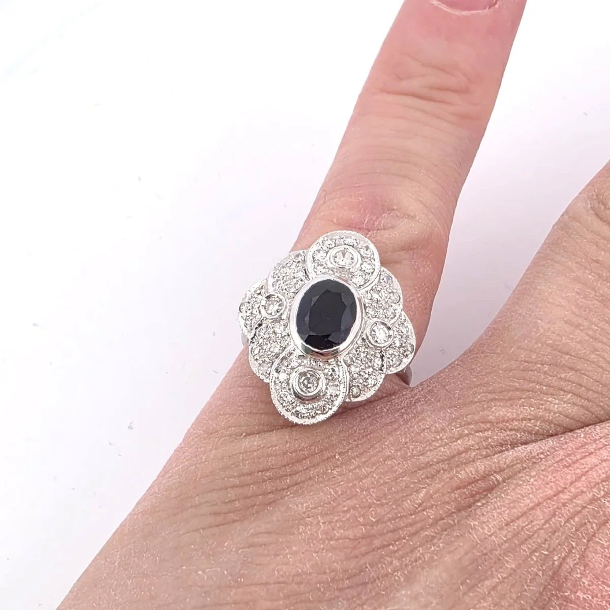 Bague Entourage en or blanc, saphir et diamants - Image 2