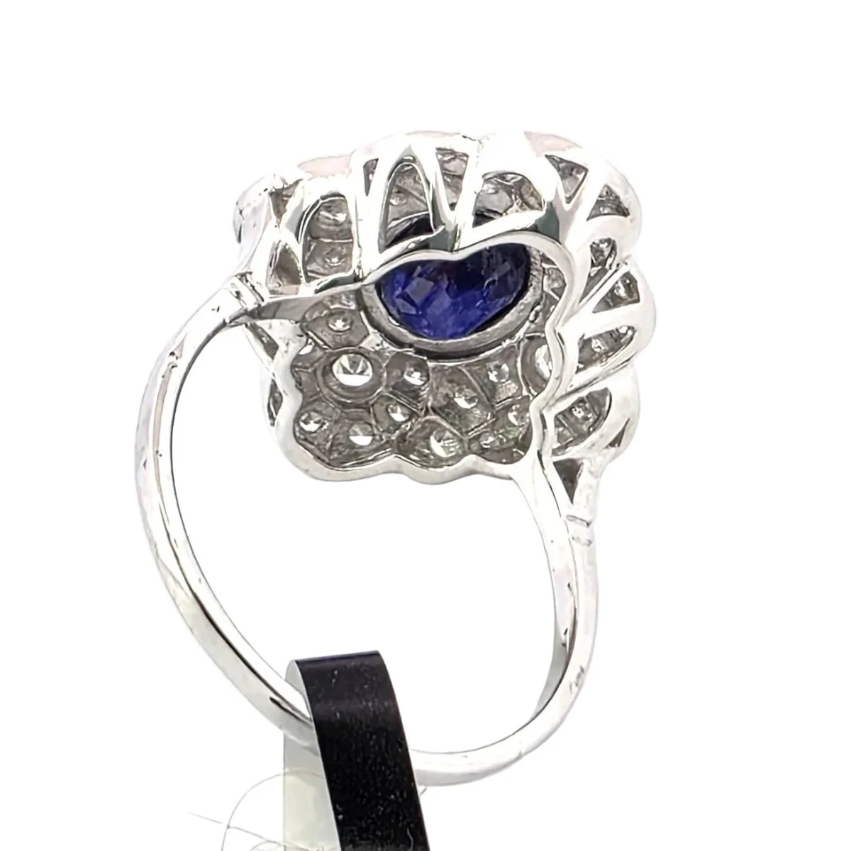 Bague Entourage en or blanc, saphir et diamants - Image 4