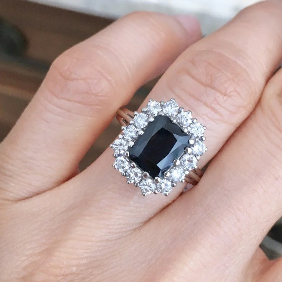 Bague Entourage en or blanc, saphir et diamants - Image 2