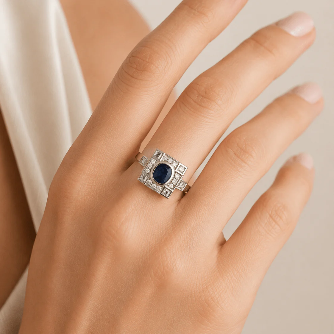 Bague Entourage en or blanc, saphir et diamants - Image 2