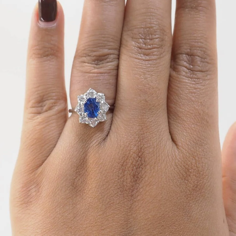 Bague Entourage en or blanc, saphir et diamants - Image 2