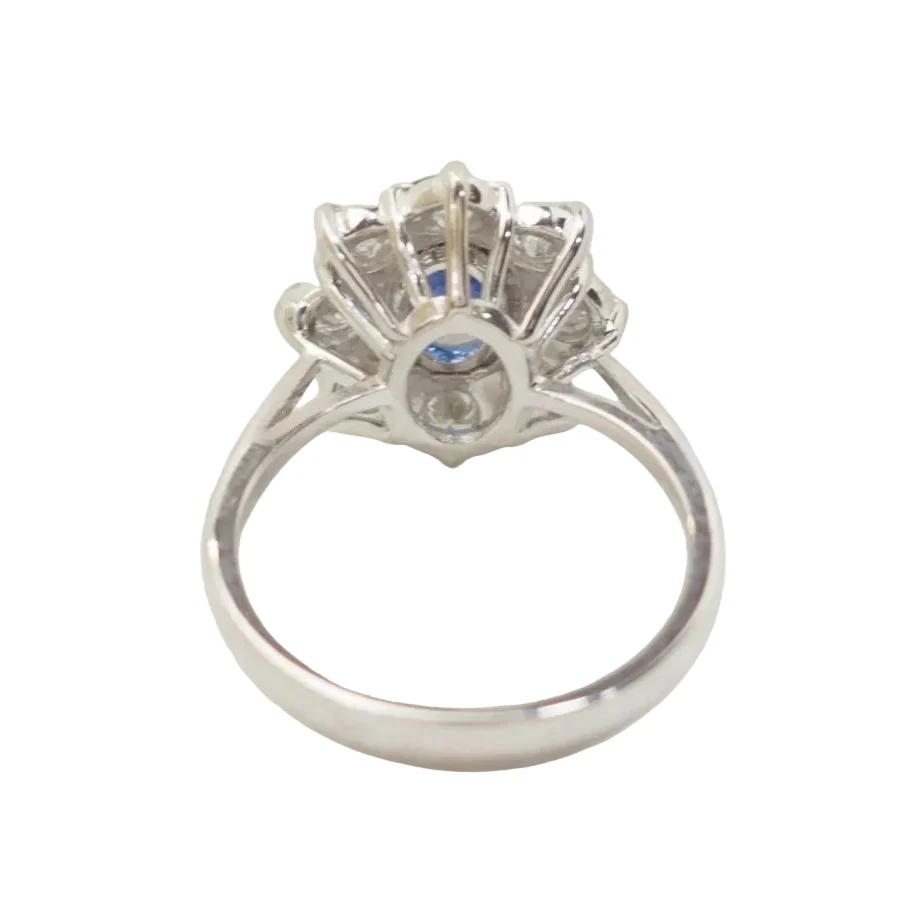 Bague Entourage en or blanc, saphir et diamants - Image 4