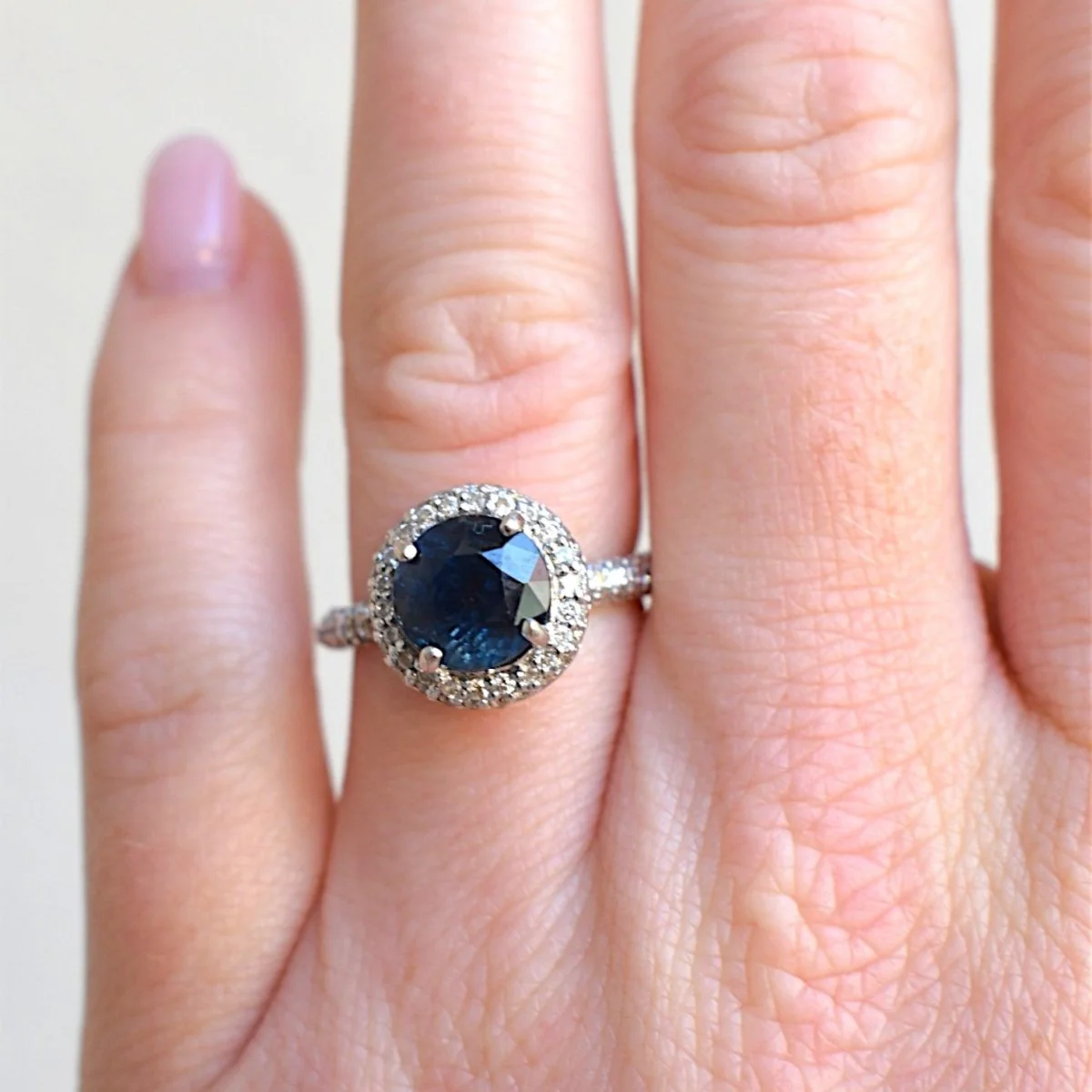 Bague Entourage en or blanc, saphir et diamants - Image 2