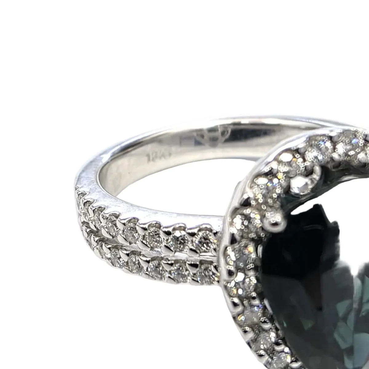 Bague Entourage en or blanc, saphir et diamants - Image 8