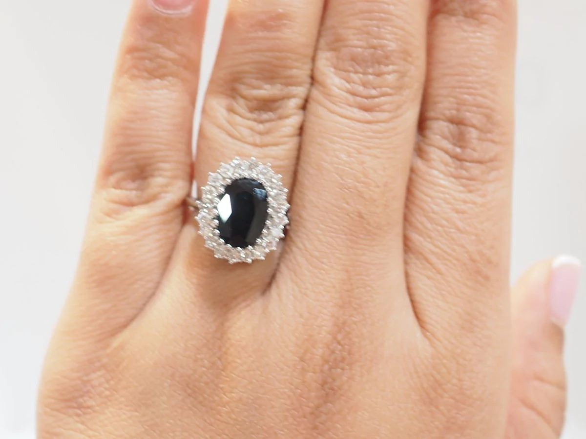 Bague entourage en or blanc, saphir ovale et diamants - Image 2