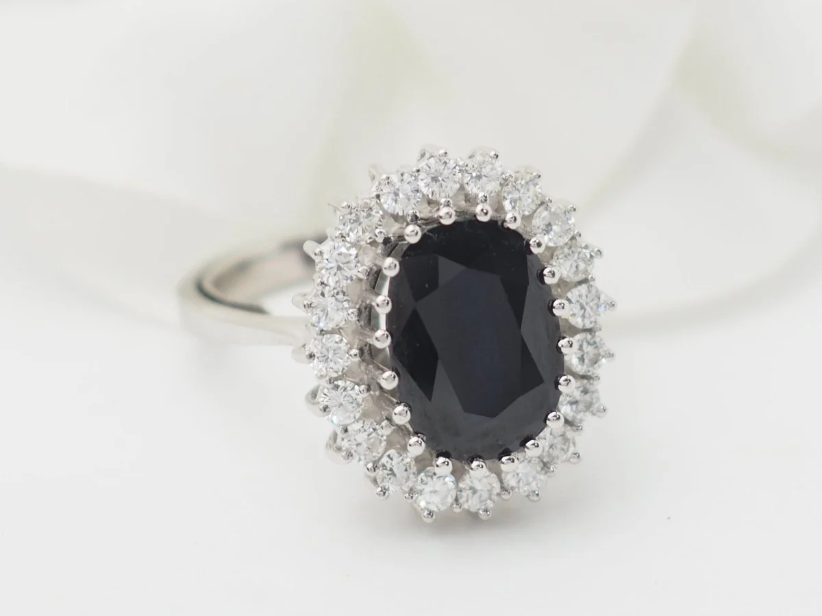 Bague entourage en or blanc, saphir ovale et diamants - Image 3