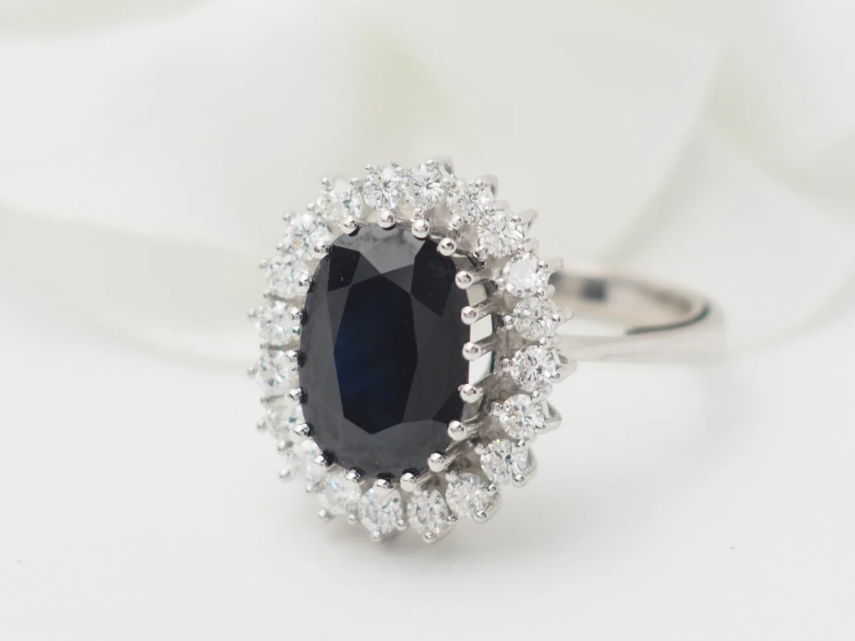 Bague entourage en or blanc, saphir ovale et diamants - Image 4