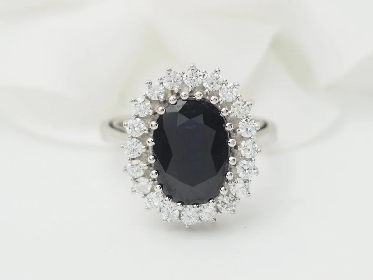 Bague entourage en or blanc, saphir ovale et diamants - Image 5