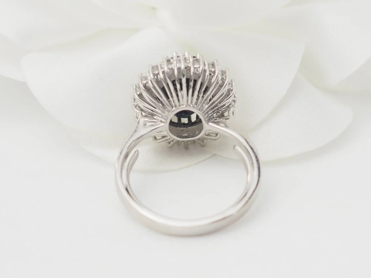Bague entourage en or blanc, saphir ovale et diamants - Image 7