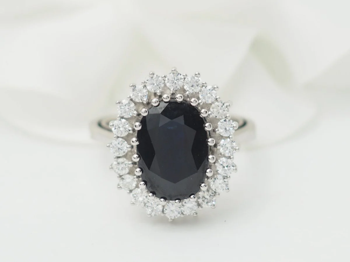 Bague entourage en or blanc, saphir ovale et diamants - Image 8