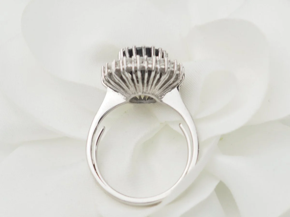 Bague entourage en or blanc, saphir ovale et diamants - Image 9