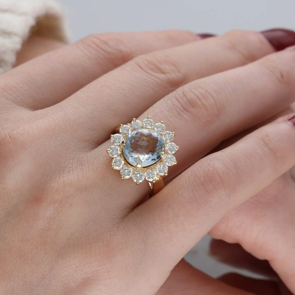 Bague Entourage en or jaune, aigue-marine et diamants - Image 2