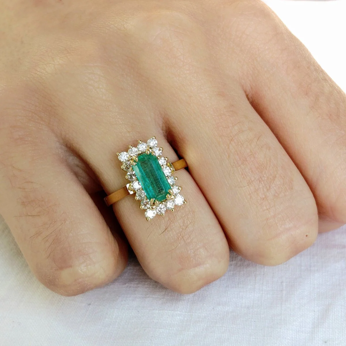Bague Entourage en or jaune, émeraude et diamants - Image 11