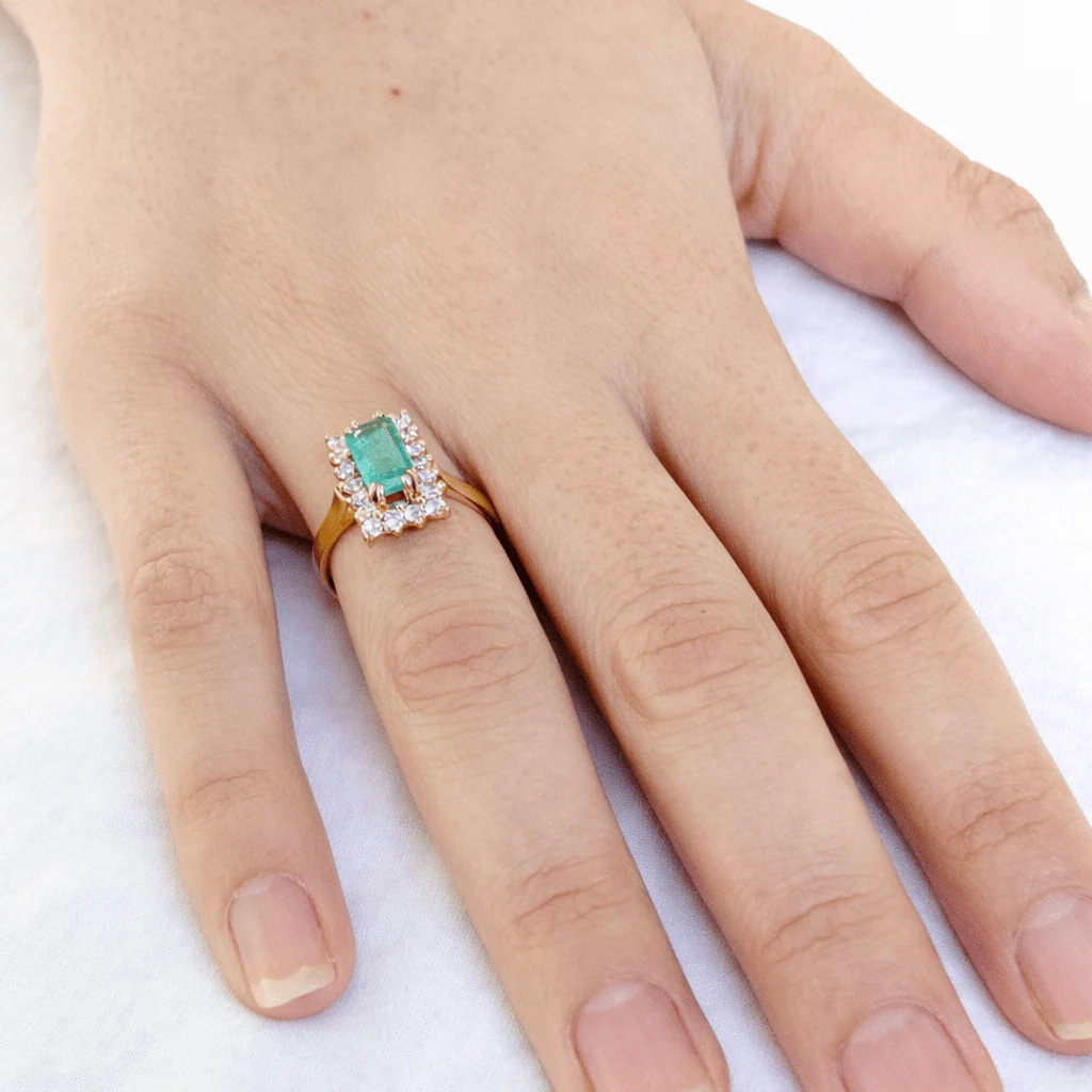 Bague Entourage en or jaune, émeraude et diamants - Image 12