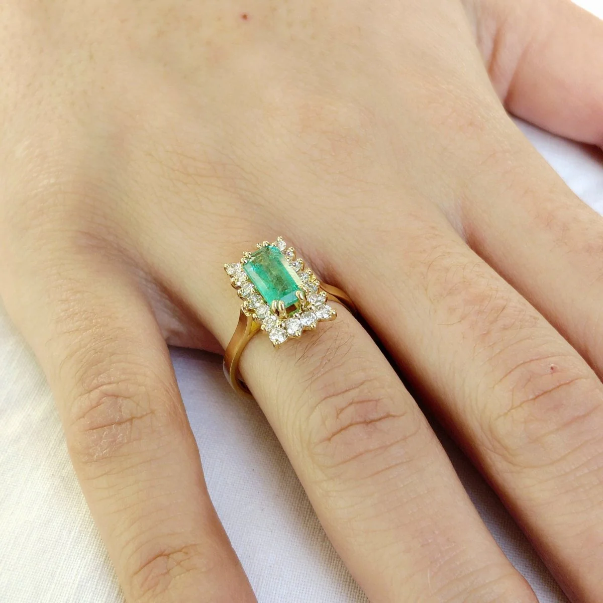 Bague Entourage en or jaune, émeraude et diamants - Image 2