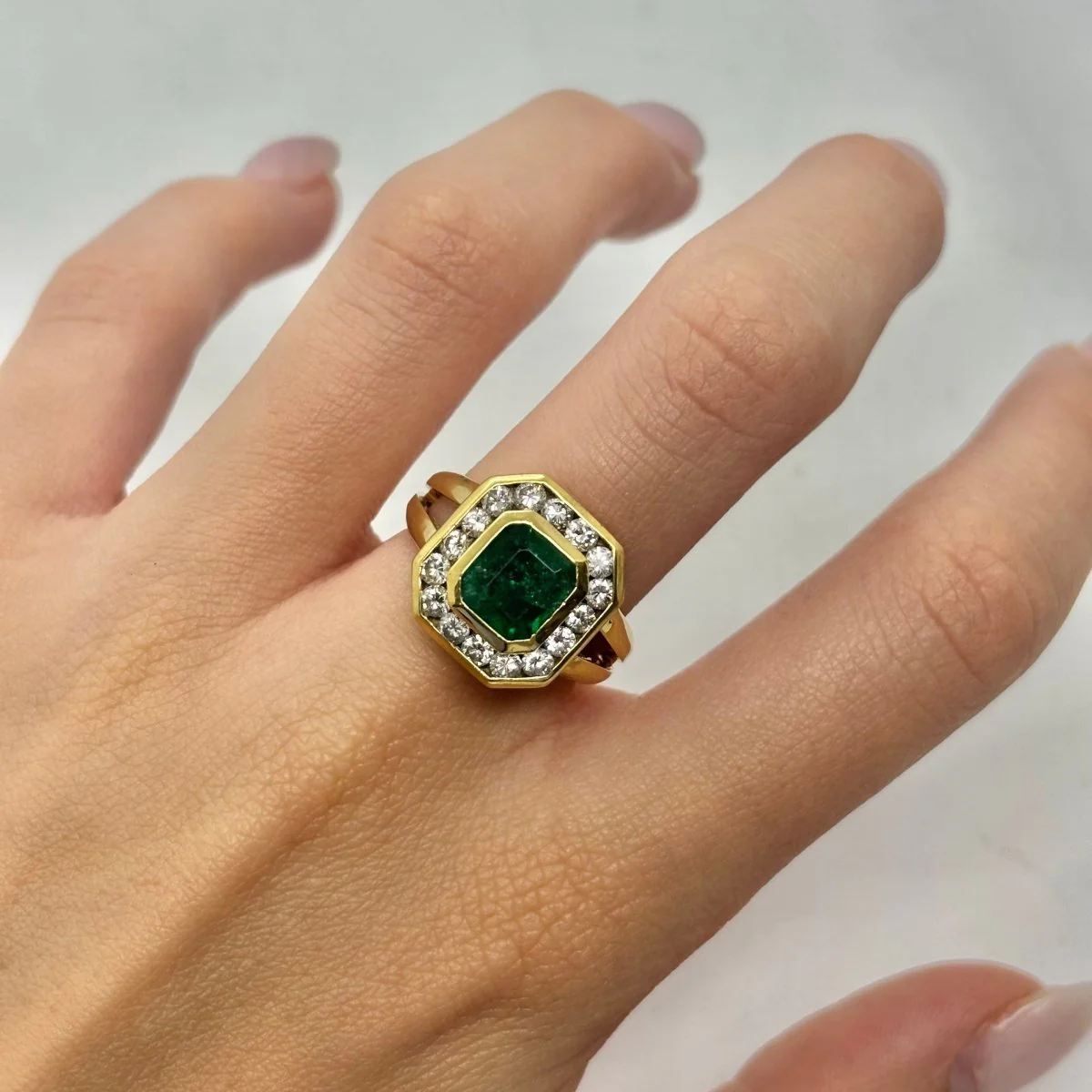 Bague Entourage en or jaune, émeraude et diamants - Image 2