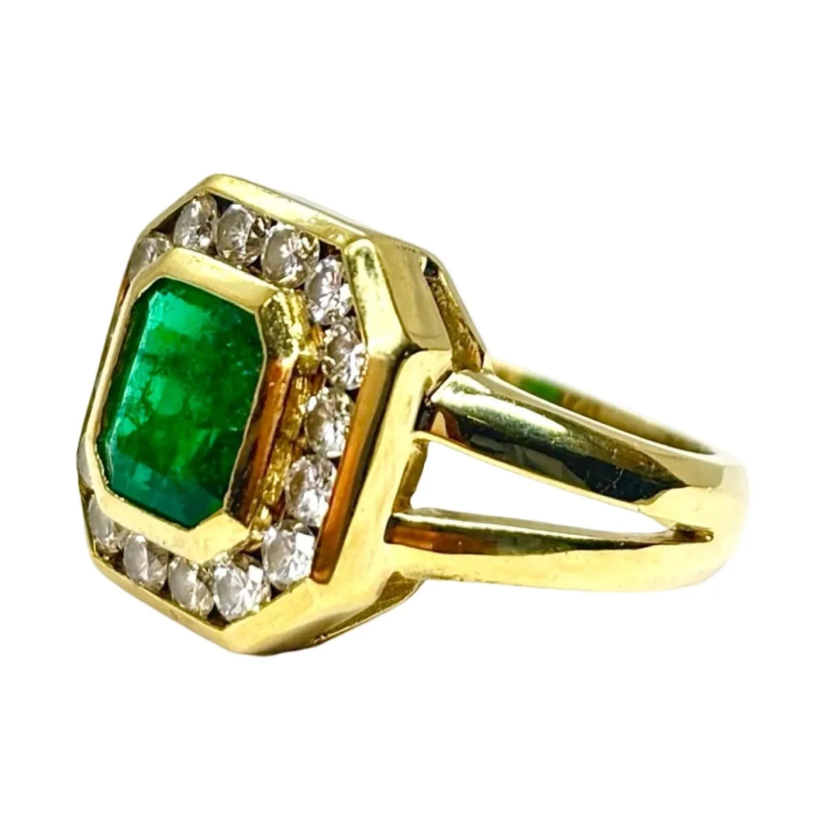 Bague Entourage en or jaune, émeraude et diamants - Image 3