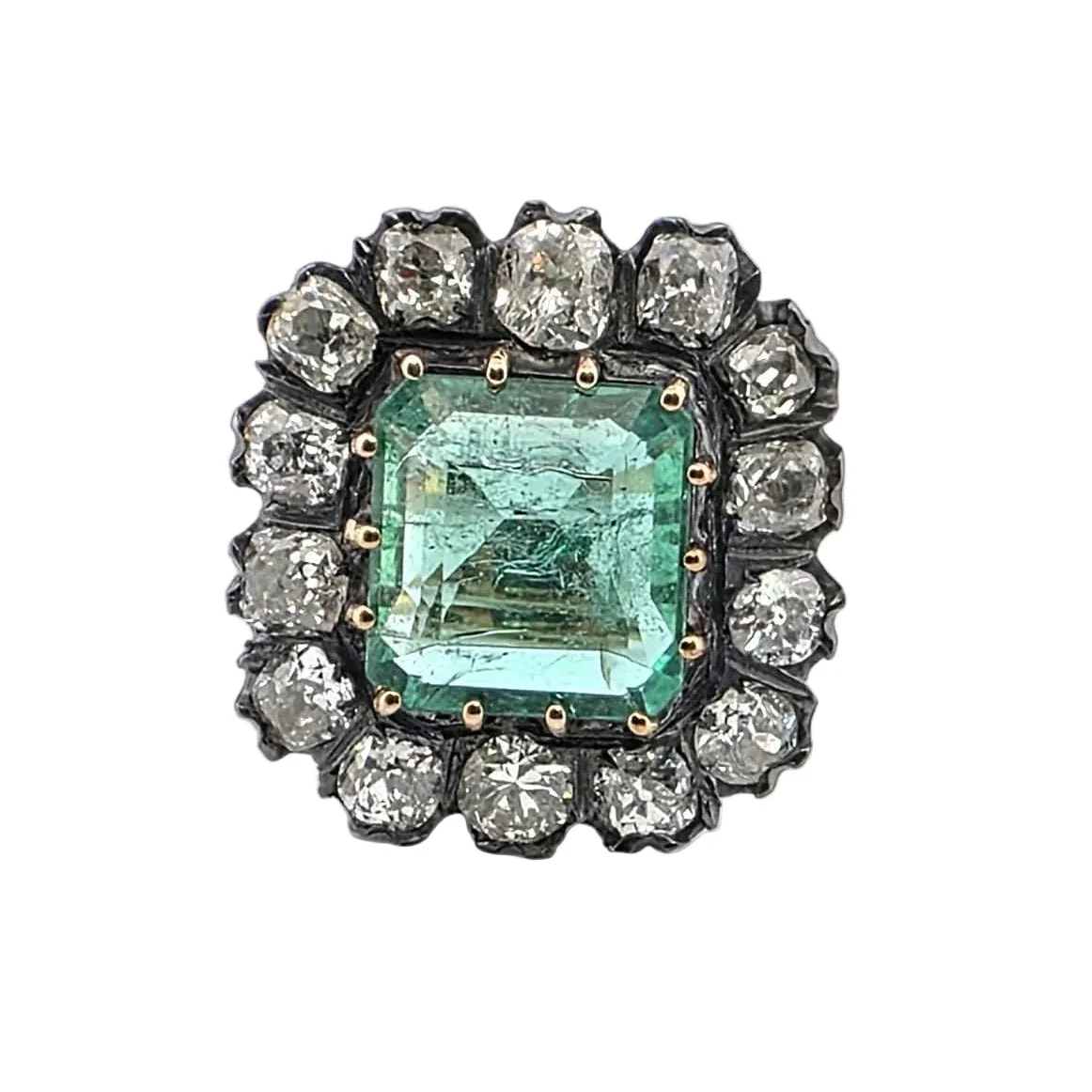 Bague Entourage en or jaune, émeraude et diamants