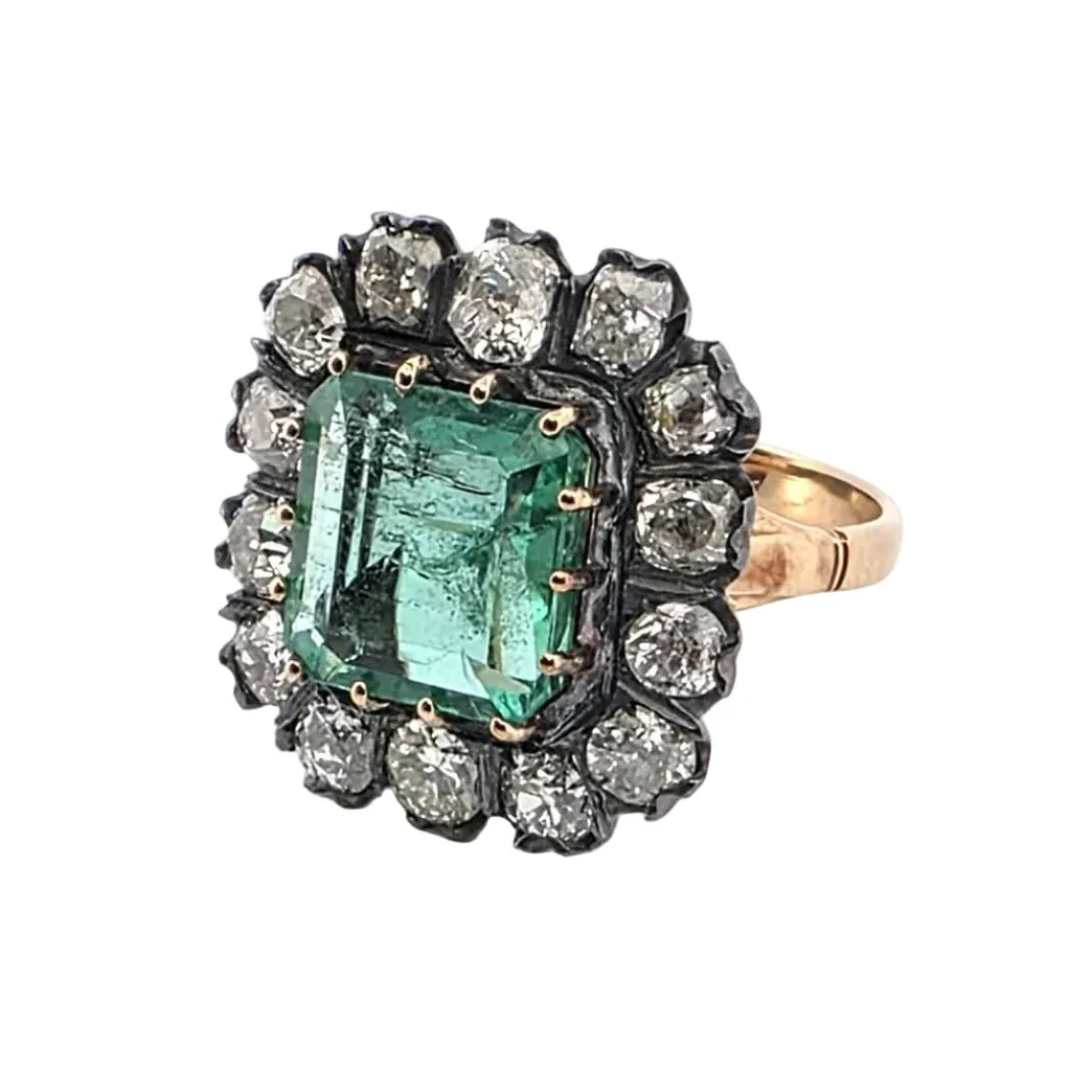 Bague Entourage en or jaune, émeraude et diamants - Image 2