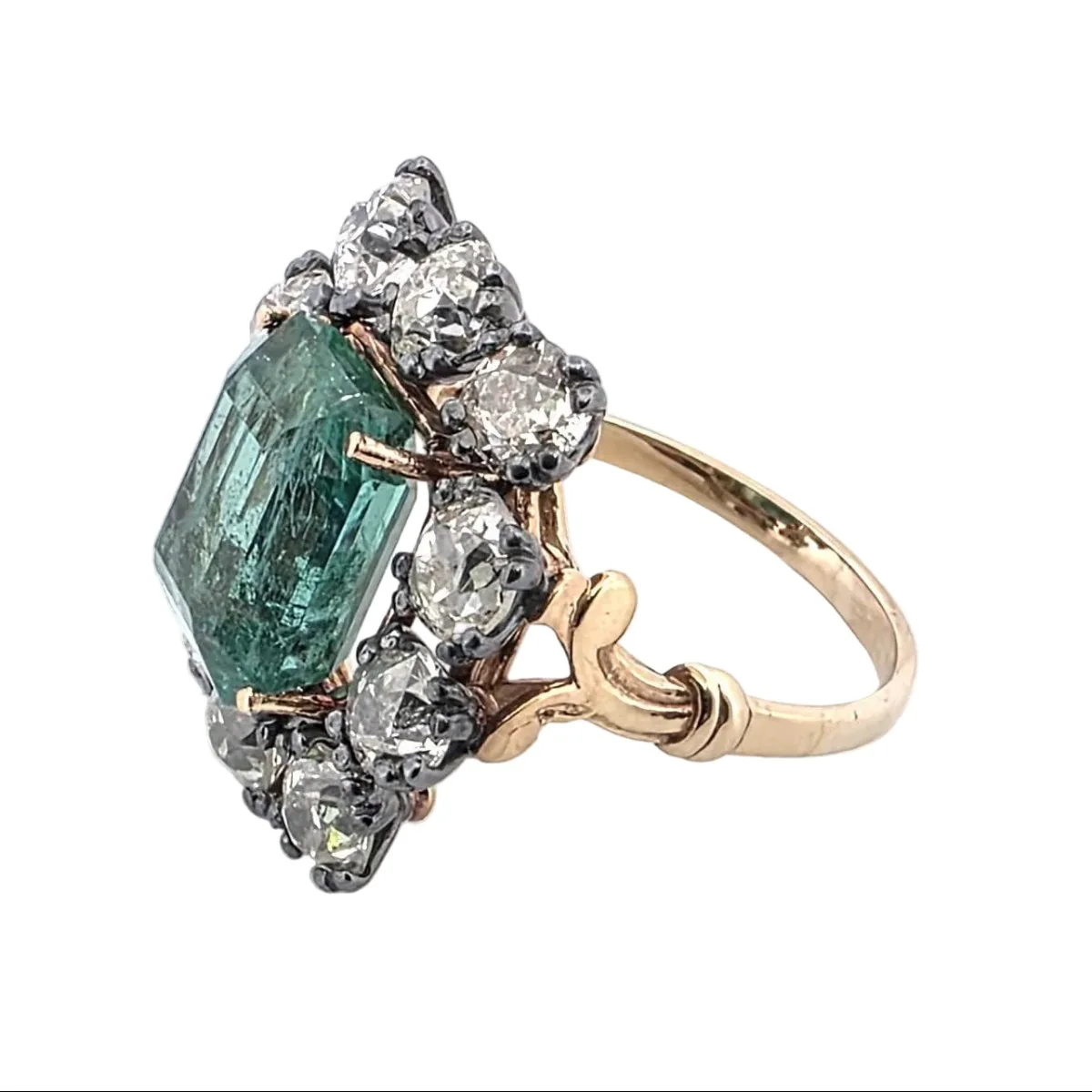 Bague Entourage en or jaune, émeraude et diamants - Image 3