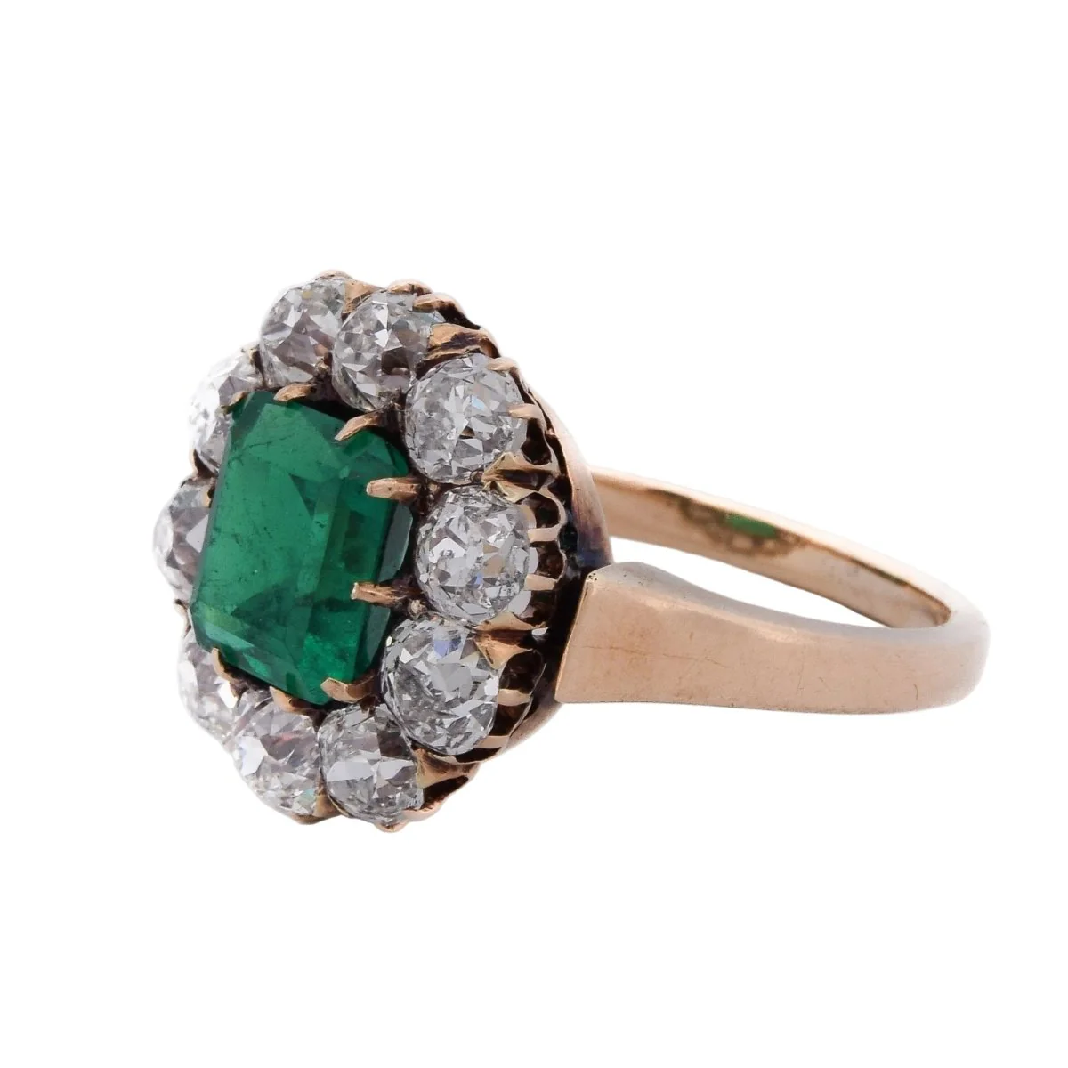 Bague Entourage en or jaune, émeraude et diamants - Image 3