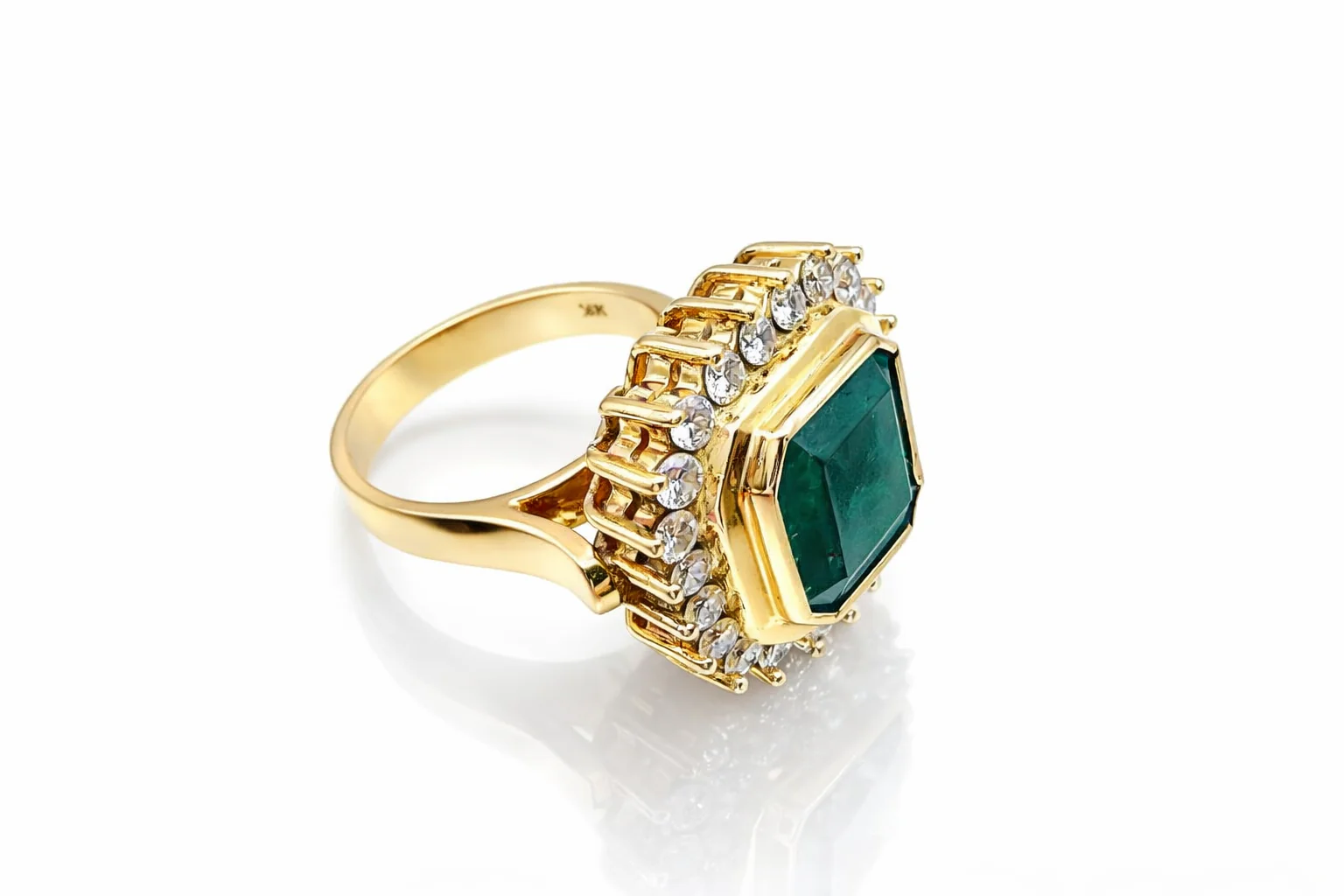 Bague Entourage en or jaune, émeraude et diamants - Image 5