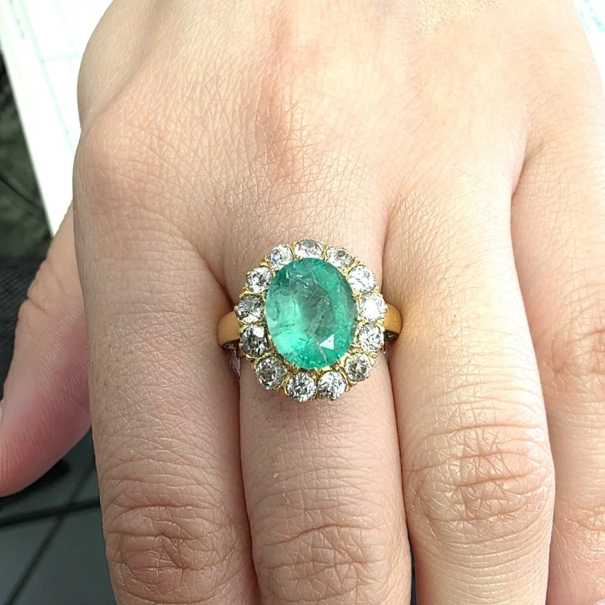 Bague Entourage en or jaune, émeraude et diamants - Image 2