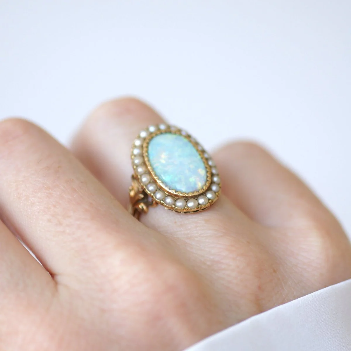 Bague Entourage en or jaune, perles et opale - Image 2