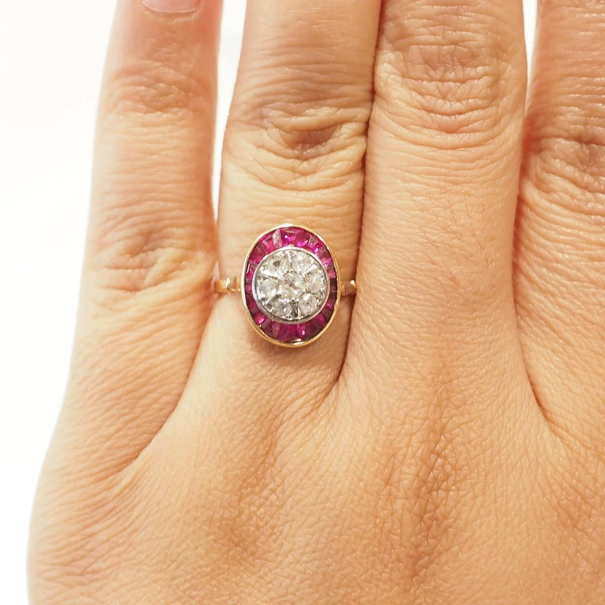 Bague Entourage en or jaune, platine, rubis et diamants - Image 2