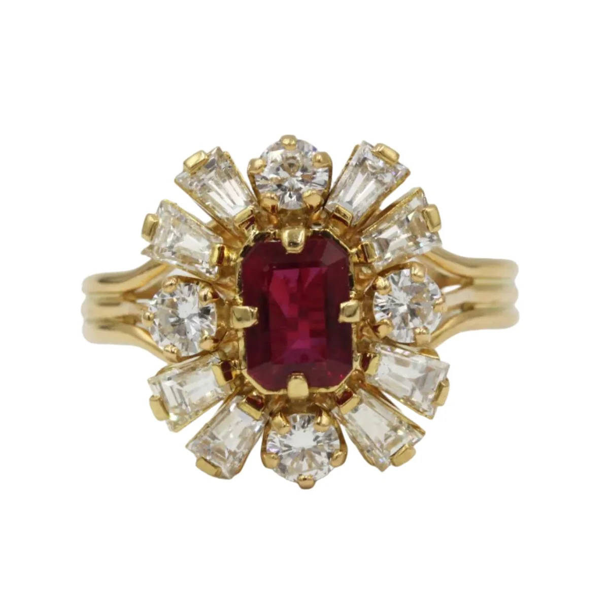 Bague Entourage en or jaune, rubis et diamants