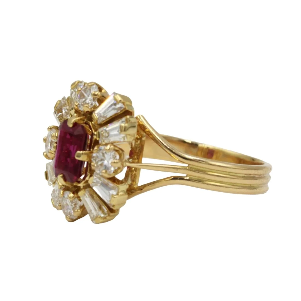 Bague Entourage en or jaune, rubis et diamants - Image 2