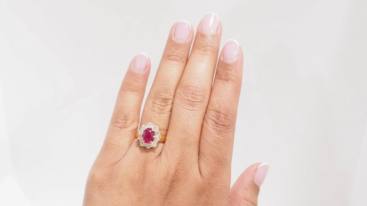 Bague Entourage en or jaune rubis et diamants - Image 2
