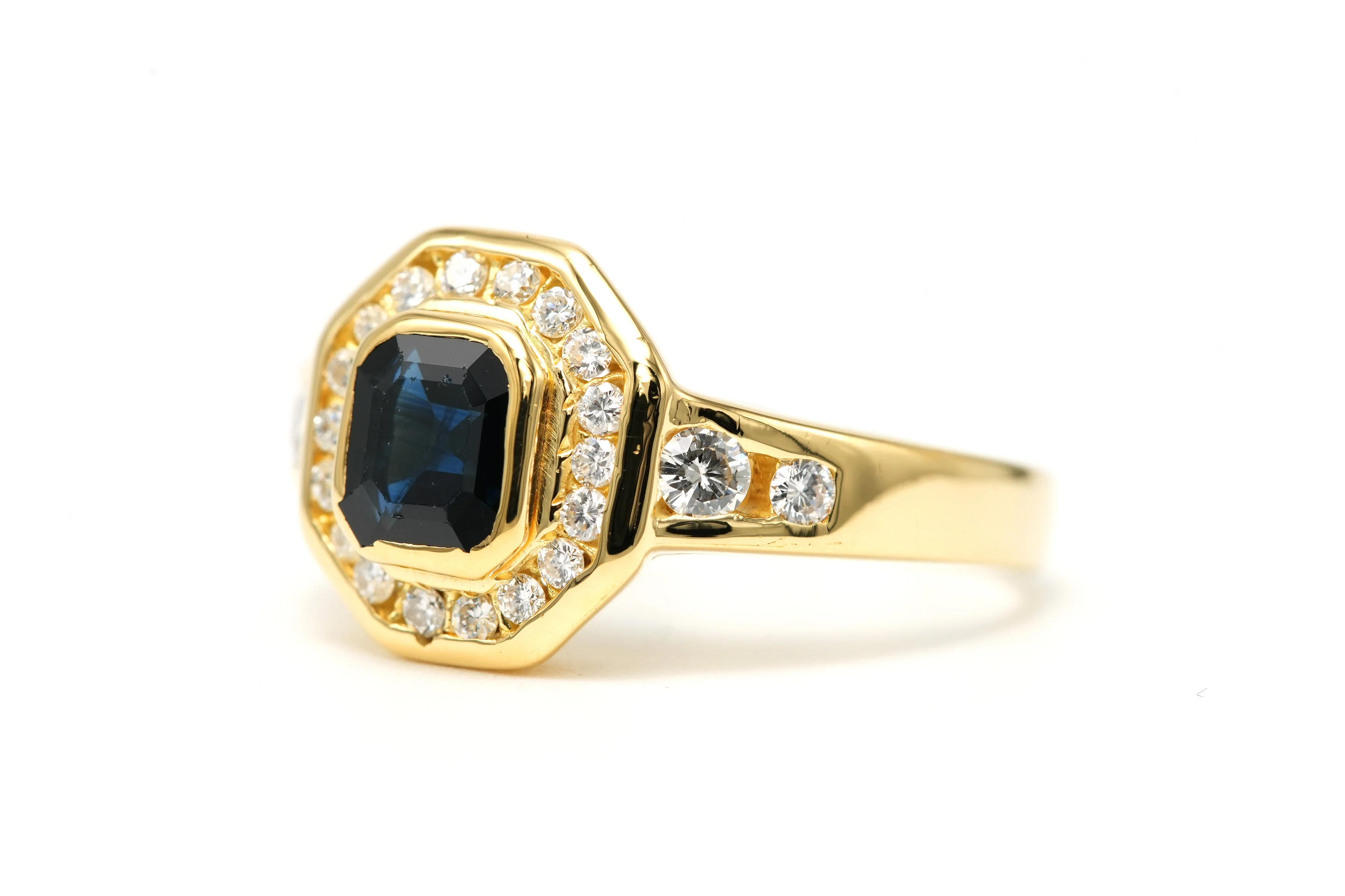 Bague Entourage en or jaune, saphir et diamants - Image 2