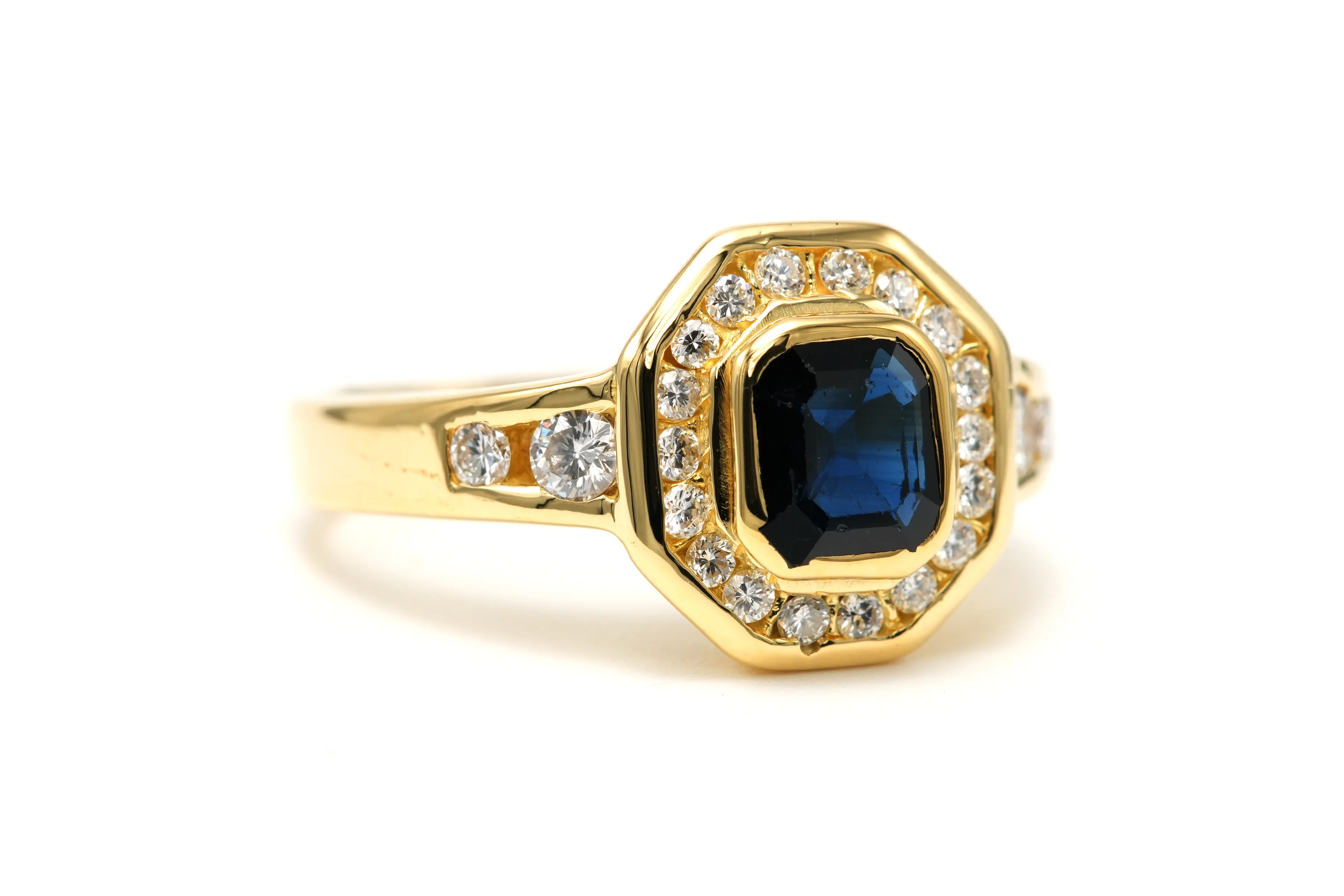 Bague Entourage en or jaune, saphir et diamants - Image 6