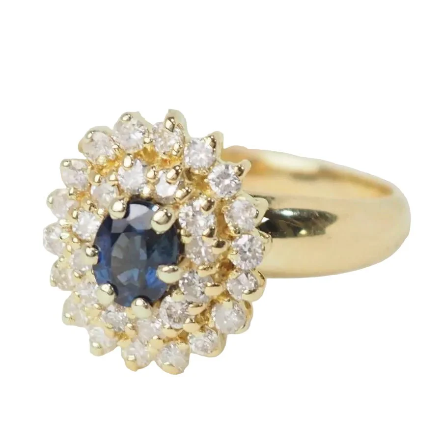 Bague Entourage en or jaune, saphir, et diamants - Image 2