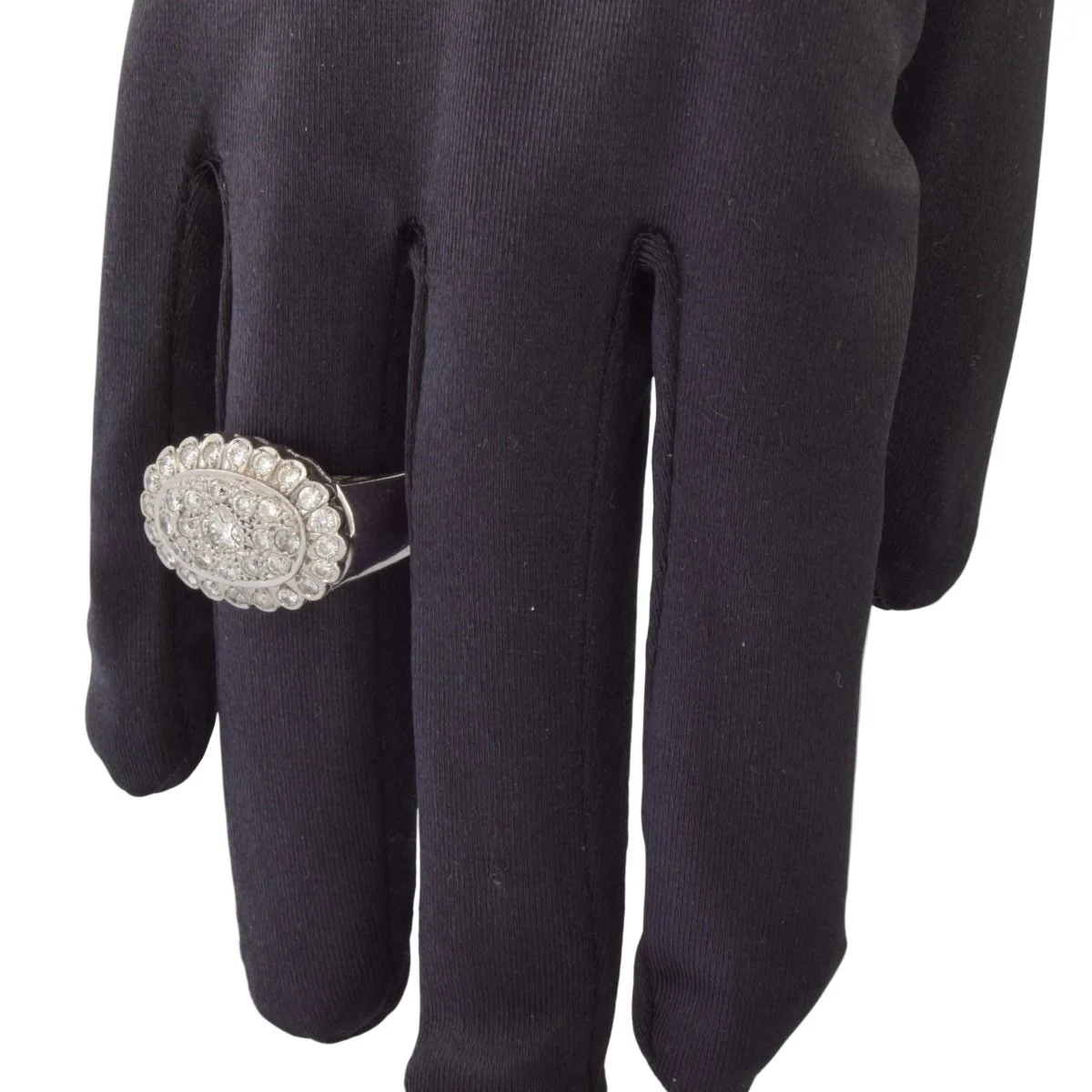 Bague Entourage en or blanc et diamants - Image 2