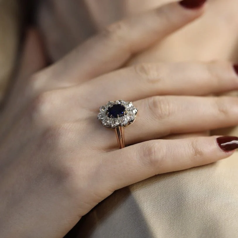 Bague Marguerite en or rose et platine avec saphir et diamants - Image 2