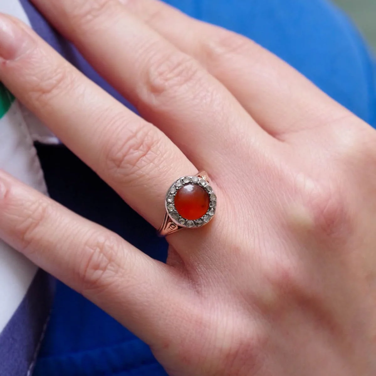 Bague Entourage en or rose, argent, cornaline et diamants - Image 2