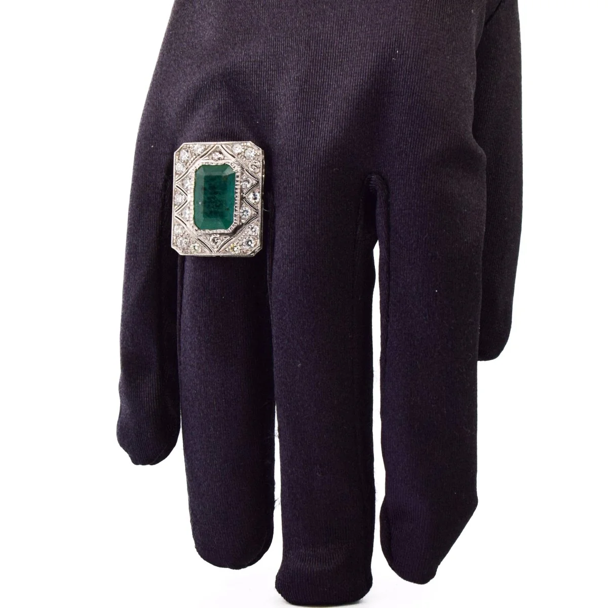Bague Entourage en platine, émeraude et diamants - Image 2