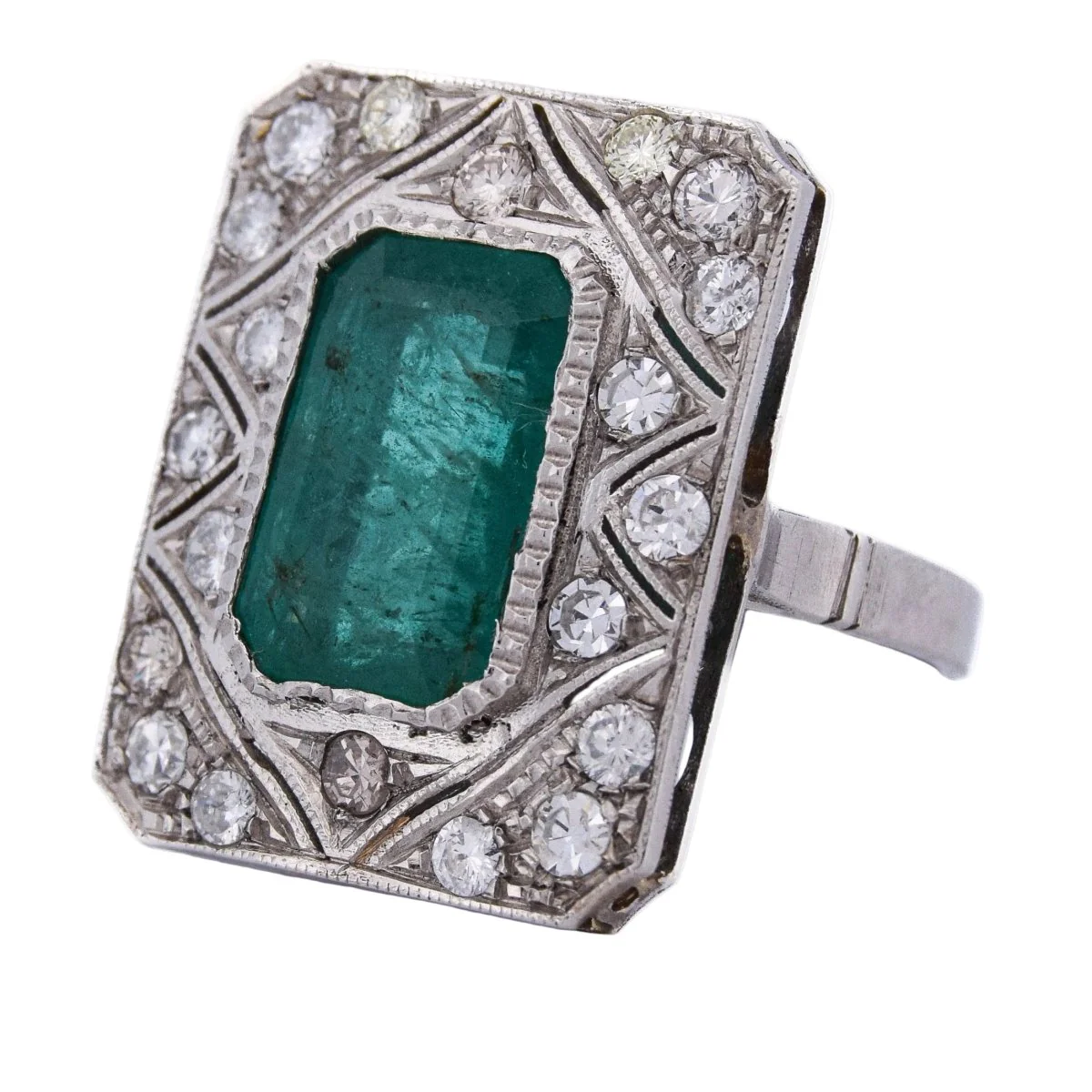 Bague Entourage en platine, émeraude et diamants - Image 3