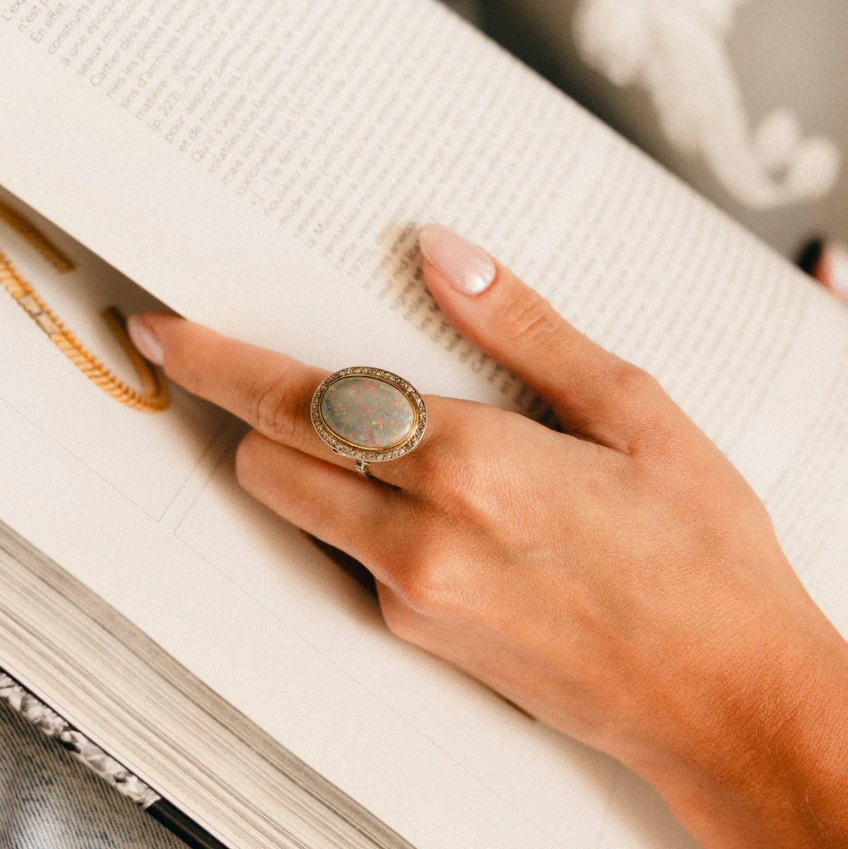 Bague Entourage en platine, or jaune, opale et diamants - Image 2