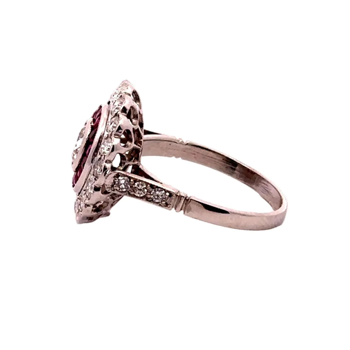 Bague Entourage en platine, rubis et diamants - Image 3