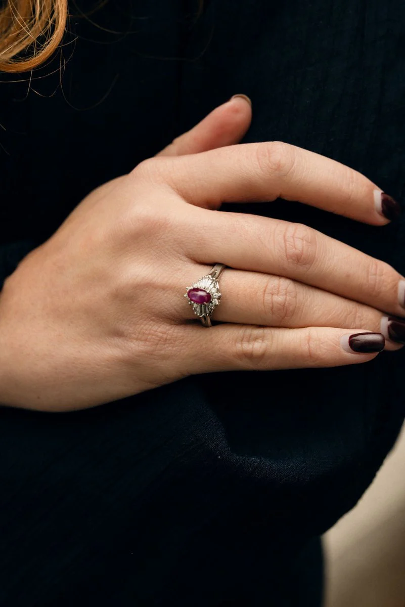 Bague Entourage en platine, rubis et diamants - Image 2