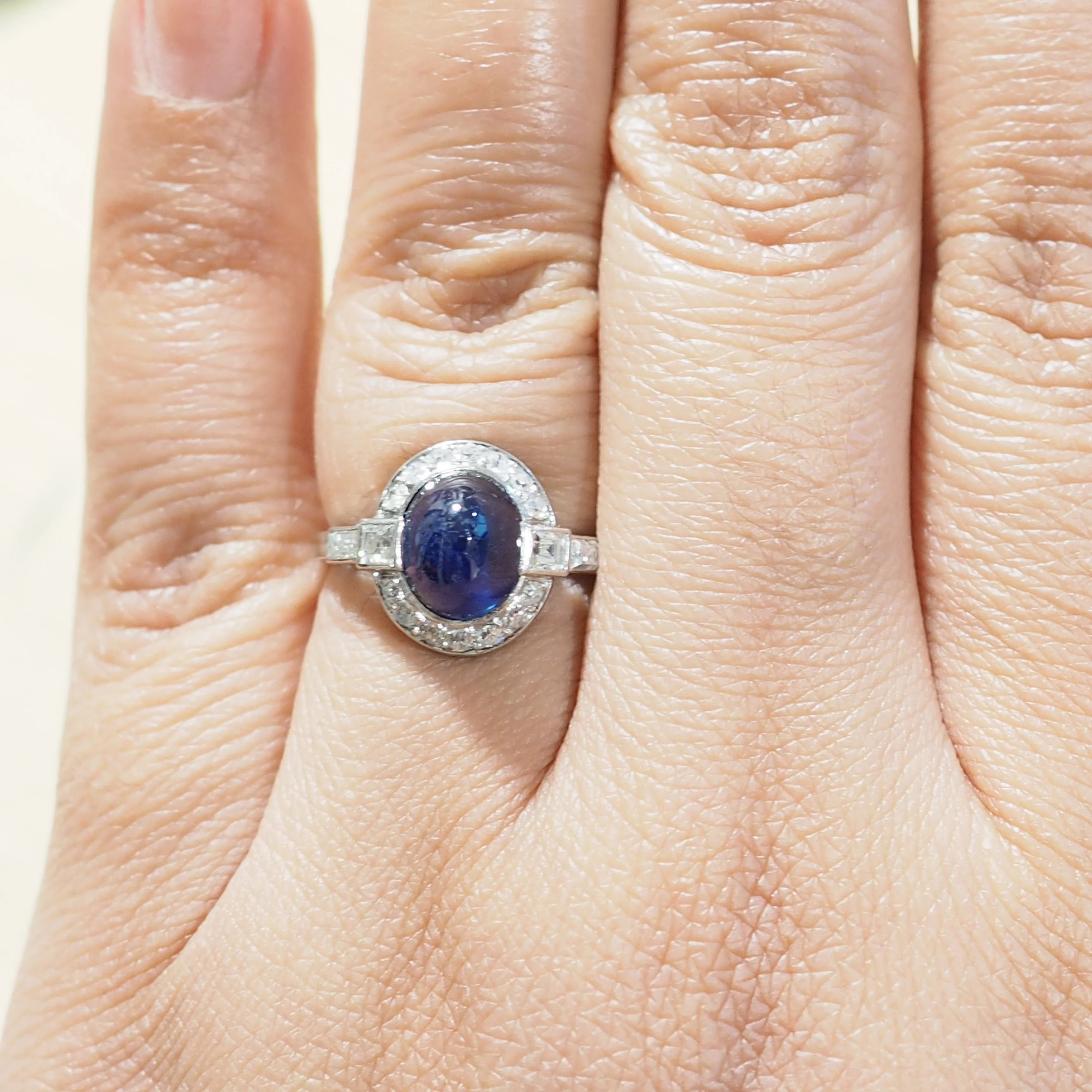 Bague Entourage en platine, saphir, et diamants - Image 2