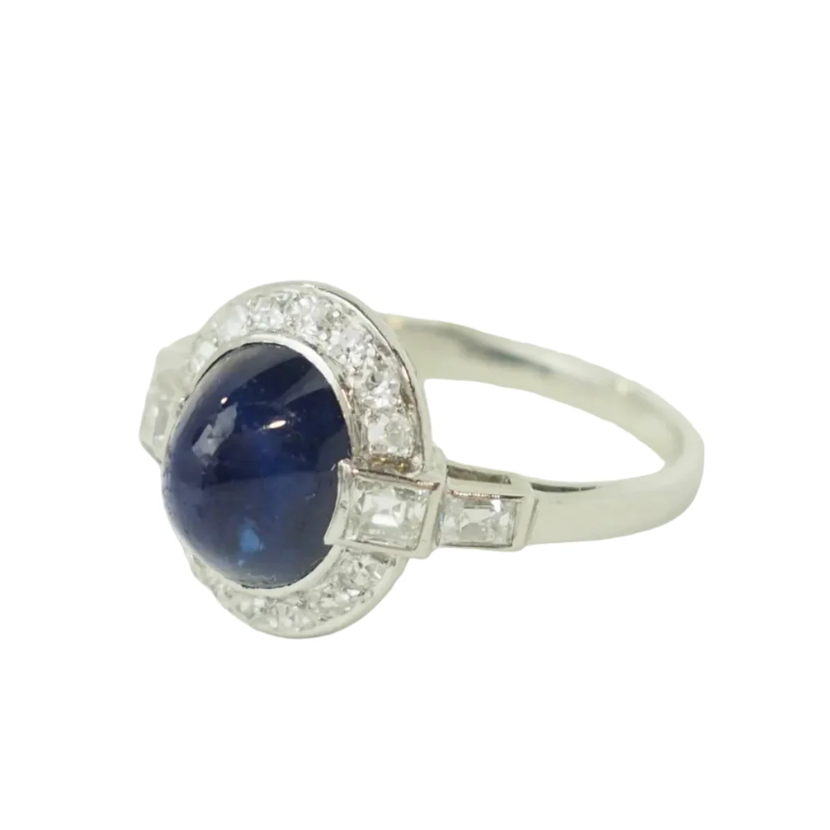 Bague Entourage en platine, saphir, et diamants - Image 3